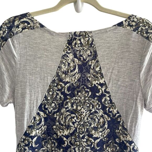 Umgee Floral Lace Back Short Sleeve Tunic Top Women’s Size Medium Hi Low Hem - Picture 4 of 4